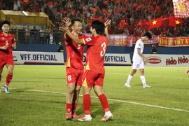 Chau Ngoc Quang (No. 8) celebrates with teammates after scoring Vietnam’s opening goal in the 11th minute. (Photo: VNA)