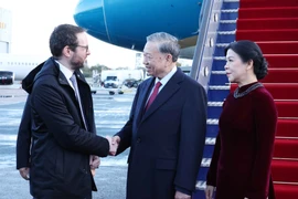 Party General Secretary To Lam and his spouse are welcomed at London Stansted Airport (Photo: VNA)