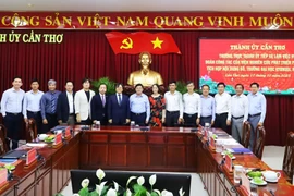 Can Tho and Korean delegates pose for a group photo at the meeting on October 17. (Photo: VNA)