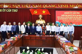 Can Tho and Korean delegates pose for a group photo at the meeting on October 17. (Photo: VNA)