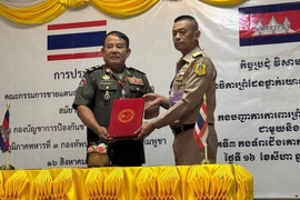 Major General Uy Hieng, Commander of the 3rd Military Region, and Vice Admiral Aphichat Sapprasert, Commander of Thailand’s Chanthaburi and Trat Border Defense Command at the Regional Border Committee (RBC). (Photo: Kiripost)