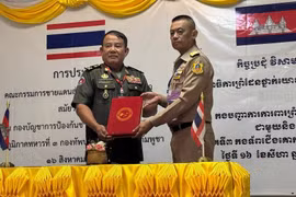 Major General Uy Hieng, Commander of the 3rd Military Region, and Vice Admiral Aphichat Sapprasert, Commander of Thailand’s Chanthaburi and Trat Border Defense Command at the Regional Border Committee (RBC). (Photo: Kiripost)