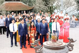 Vice Chairman of the Phu Tho provincial People's Committee Nguyen Huy Ngoc and other delegates offer incense at the Mau Au Co Temple. (Photo: VNA)