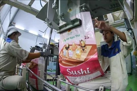 Rice packaging at the factory of Loc Troi Group in An Giang province. (Photo: VNA)