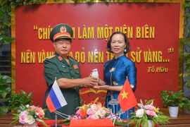 Major General Luu Trong Lu, Chairman of the Dien Bien provincial War Veterans’ Association, presents the soil jar to Vu Thi Tuyet Nga, Director of the Dien Bien Phu Victory Museum. (Photo: VNA)