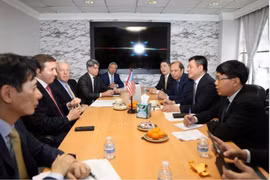The working session between Minister of Industry and Trade Nguyen Hong Dien, head of the Vietnamese delegation, and Jeffrey Perlman, Chairman of Warburg Pincus and Chairman of the US-ASEAN Business Council (USABC). (Photo: VietnamPlus)