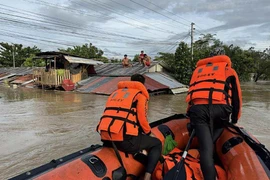 Philippine coast guards rescue residents from their flooded house at the height of Severe Tropical Storm Bualoi, at a village in Ormoc city, Leyte province. (Photo: Jakartapost) 