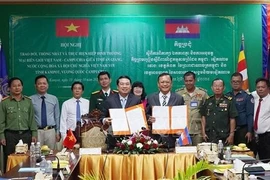 Vice Chairman of the An Giang provincial People’s Committee Le Trung Ho (left) and Deputy Governor of Kampot province Khiev Rithiphorn sign an agreement on the exchange, consensus, and implementation of the Vietnam–Cambodia Border Trade Agreement. (Photo: VNA)