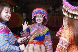 Traditional Hmong attire draws interest from tourists. (Photo: VNA)