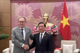 Vice Chairman of the National Assembly (NA) Nguyen Khac Dinh (R) and Senator Alain Cadec, Chairman of the France–Vietnam Friendship Parliamentarians’ Group of the French Senate. (Photo: VNA)