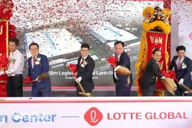 Chairman of the Dong Nai provincial People's Committee Vo Tan Duc and delegates perform the sand-shoveling ceremony to break ground on the project. (Source: Dong Nai Newspaper)