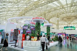 The exhibition area showcasing the “Vietnam National Brand” attracts great interest from visitors and locals alike. (Photo: VNA)