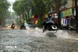 Heavy rain causes flooding on the streets. (Photo: VNA)