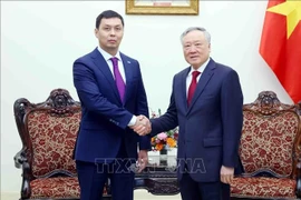 Permanent Deputy Prime Minister Nguyen Hoa Binh (right) meets with Chairman of Kazakhstan’s Anti-Corruption Agency Zhumagali Askhat. (Photo: VNA)