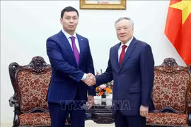Permanent Deputy Prime Minister Nguyen Hoa Binh (right) meets with Chairman of Kazakhstan’s Anti-Corruption Agency Zhumagali Askhat. (Photo: VNA)