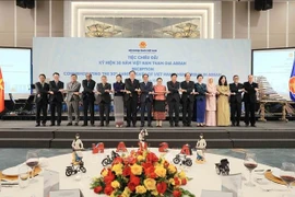 Deputy Prime Minister and Minister of Foreign Affairs Bui Thanh Son (eighth from left) and delegates at the reception on July 28 (Photo: VNA)