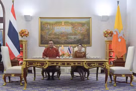 Thai Prime Minister Paethongtarn Shinawatra (right) and Dasho Tshering Tobgay, the PM of Bhutan, at the signing ceremony for the Thailand-Bhutan FTA. (Photo: Bangkokpost)