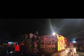 The passenger bus overturned, leaving 3 deaths, 27 injuries (Photo: VNA)