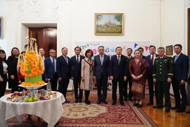 Delegates from the two embassies pose for a photo at the celebration. (Photo: VNA)