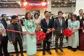 Vietnamese Ambassador to Singapore Tran Phuoc Anh and representatives from the Ho Chi Minh City Department of Tourism inaugurate the Vietnam – Ho Chi Minh City Tourism Pavilion at ITB Asia 2025. (Photo: VNA)