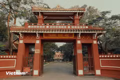 Its main gate features a two-storey traditional design, with a wooden upper level and a roof tiled with glazed imperial-yellow ceramics. To the right stands a decorative screen bearing a “dragon-horse” motif, built in the same year and still preserved today. (Photo: Vietnam+)