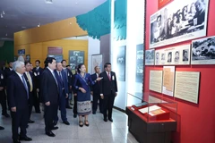 Vietnamese State leader offers flowers in tribute to late Lao President