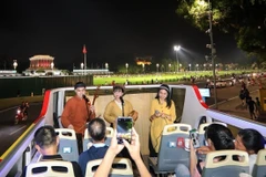 “Xam on the bus” revives folk melodies on Hanoi’s night streets