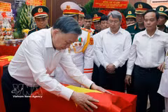 Top leader pays tribute to heroic martyrs at Le Thi Rieng Park