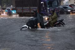 Heavy overnight rain leaves many streets in Hanoi deeply flooded