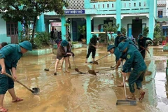 Soldiers help residents clean up and restore the environment after floods in Da Nang