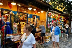 Many shops reopen, attracting visitors in Hoi An. (Photo: VNA)