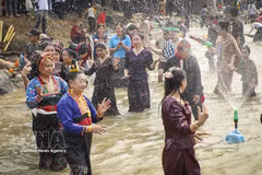 Vibrant cultural spirit at Lao Water Splashing Festival in Dien Bien