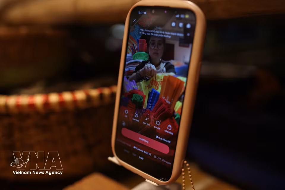 Chang Son fans are now promoted on digital platforms, opening up new ways to reach customers in the technological era. (Photo: VNA)