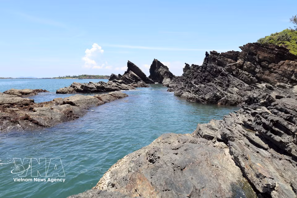 The pristine rock formations at Ban Than resembles a work of art in the middle of the sea. (Photo: VNA)
