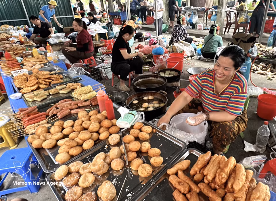 A variety of local delicacies are on offer at the market, attracting both traders and visitors. (Photo: VNA)