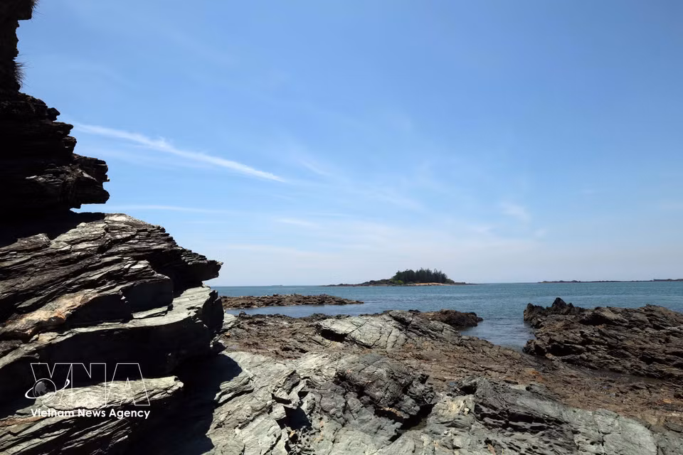 The black rock strata at Ban Than were formed through geological processes hundreds of millions of years ago. (Photo: VNA)