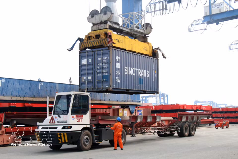 Cargo operations at Cat Lai Port (Ho Chi Minh City). (Photo: VNA)