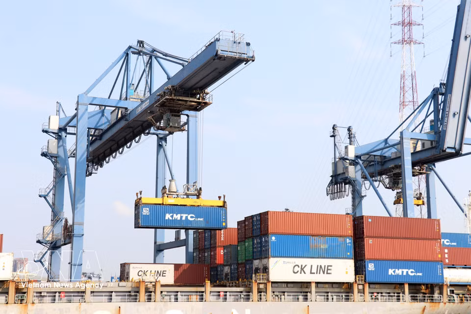 Cargo operations at Cat Lai Port (Ho Chi Minh City), the largest and most modern port in Vietnam, ranked among the world’s leading container ports in terms of throughput. (Photo: VNA)
