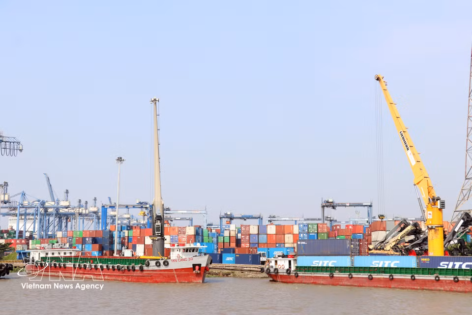 Ports in Ho Chi Minh City remain busy with cargo-handling vessels. (Photo: VNA)