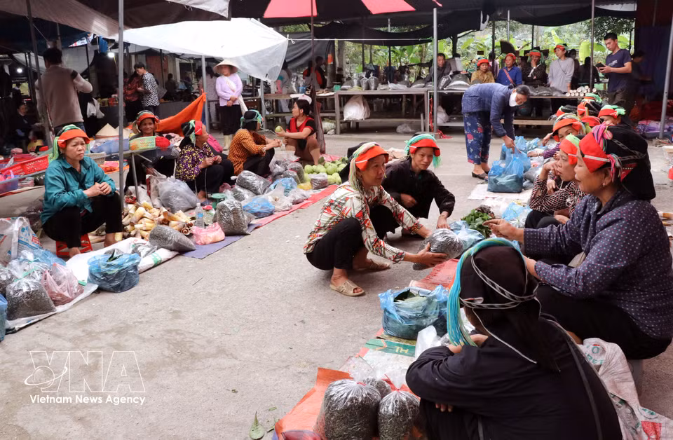 Every Sunday, Phuong Do market in Ha Giang 1 commune, Tuyen Quang province, is vibrant and steeped in rustic charm. (Photo: VNA)
