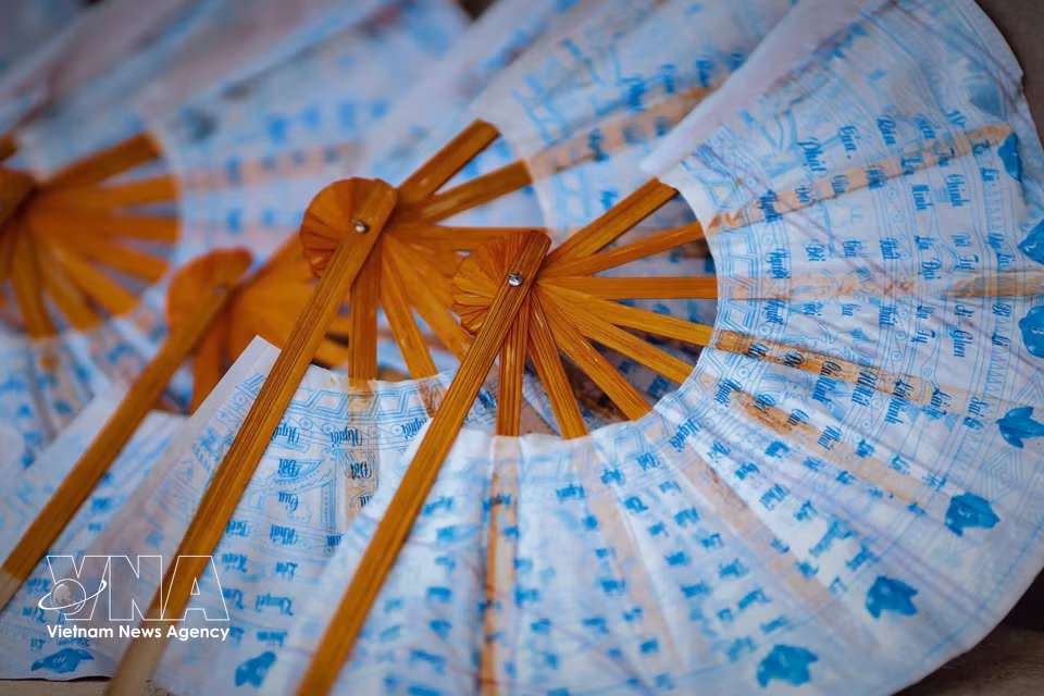 Crafting a fan involves numerous meticulous stages. (Photo: VNA)