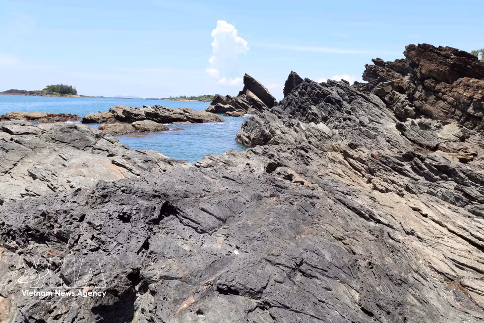 The pristine rock formations at Ban Than, naturally arranged like an artwork amid the sea. (Photo: VNA)
