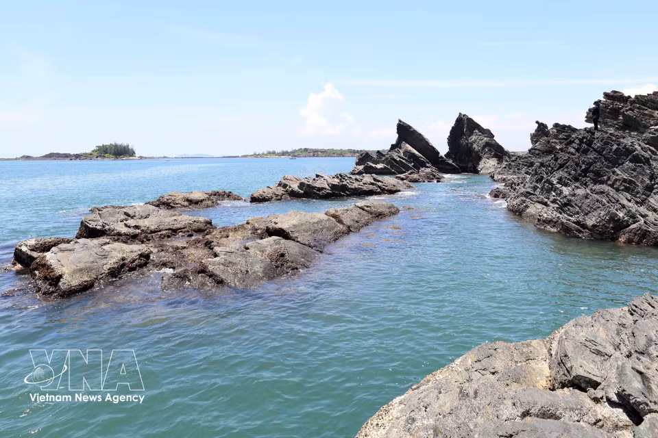 The pristine rock formations at Ban Than, naturally arranged like an artwork amid the sea. (Photo: VNA)