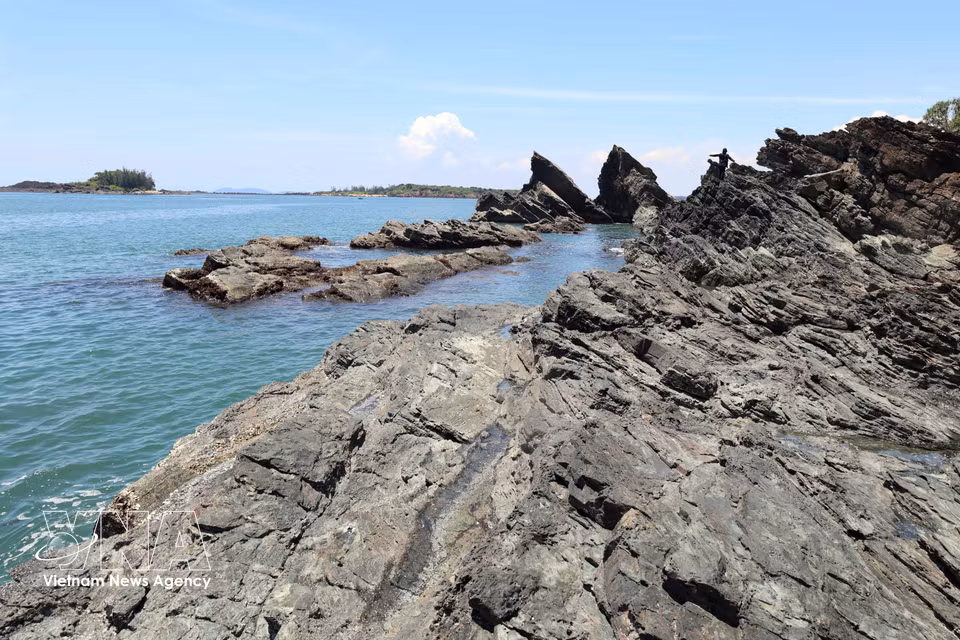 The pristine rock formations at Ban Than, naturally arranged like an artwork amid the sea. (Photo: VNA)