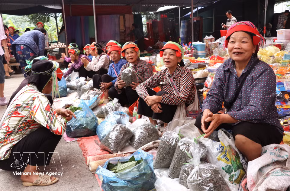 Stalls selling local farm produce are filled with a lively and cheerful atmosphere, reflecting the essence of rural life. (Photo: VNA)