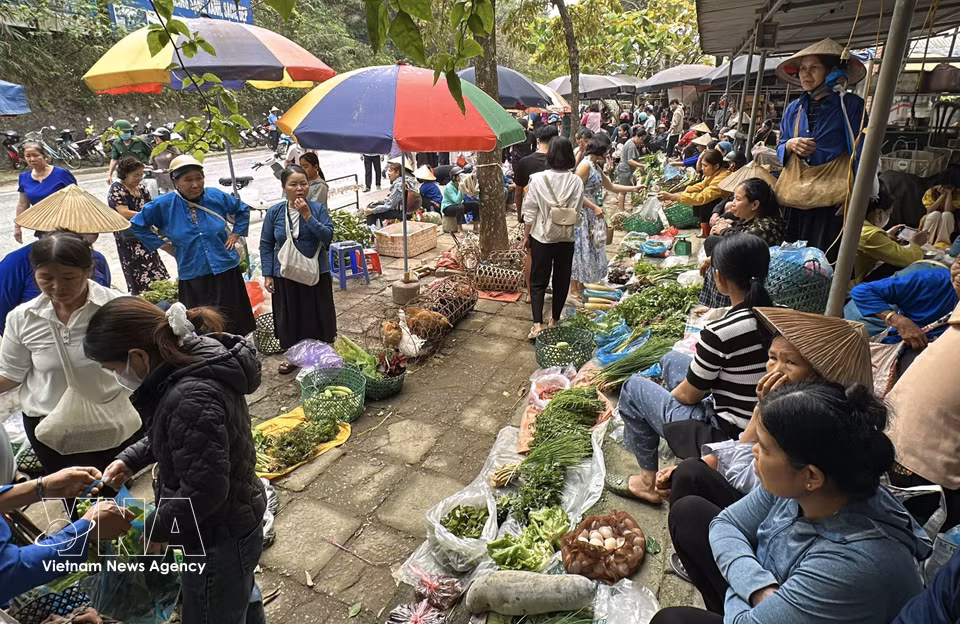 Every Sunday, Phuong Do market in Ha Giang 1 commune, Tuyen Quang province, is vibrant and steeped in rustic charm. (Photo: VNA)