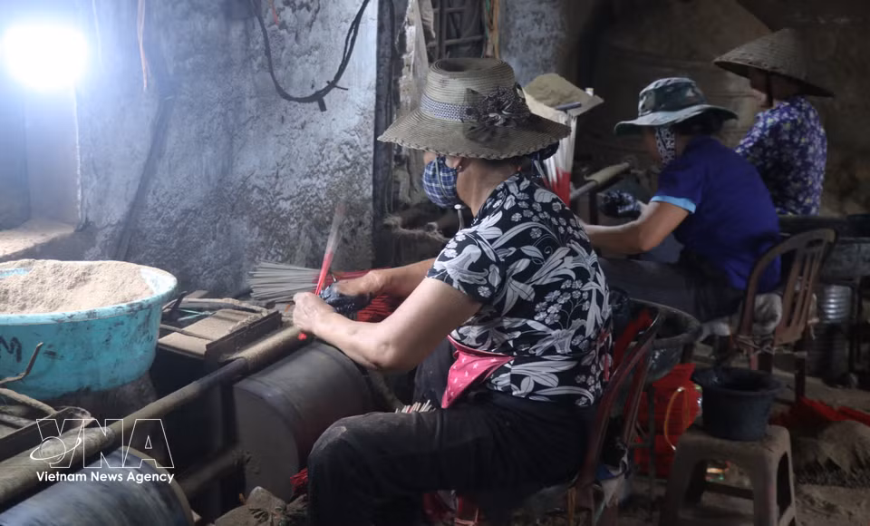 Many incense workshops in Van Quan, Dien Ha commune, Hung Yen province, provide jobs for local workers. (Photo: VNA)