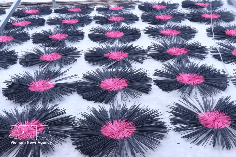 Van Quan black incense in Dien Ha commune, Hung Yen province, has a distinctive fragrance. (Photo: VNA)