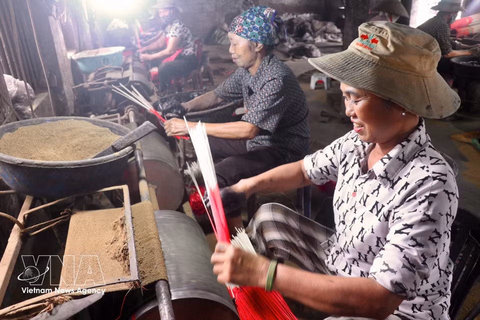 Incense workshops in Van Quan have introduced machinery to reduce manual labour and improve productivity in black incense making. (Photo: VNA)