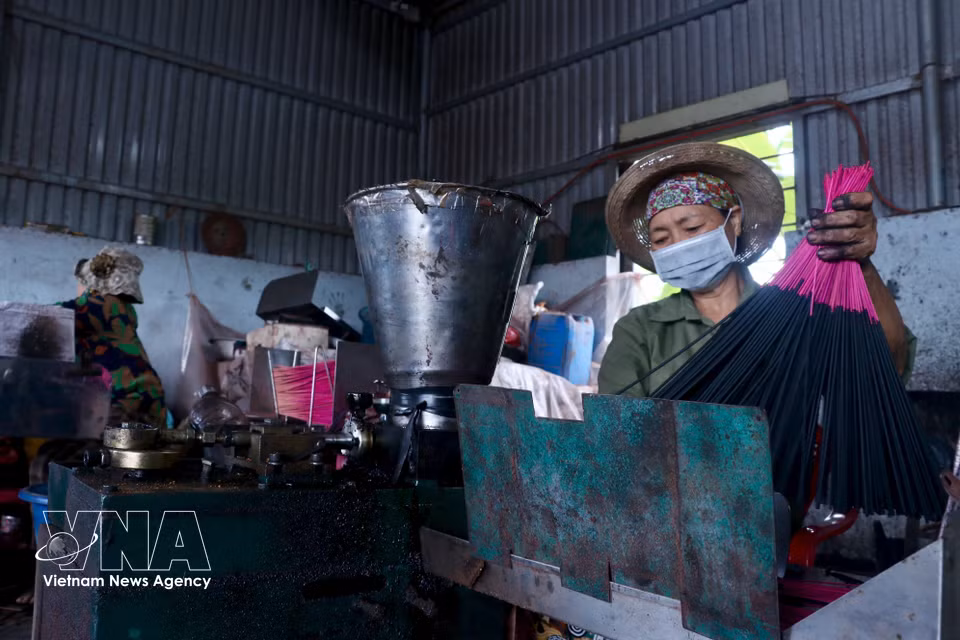 Incense workshops in Van Quan have introduced machinery to reduce manual labour and improve productivity in black incense making. (Photo: VNA)
